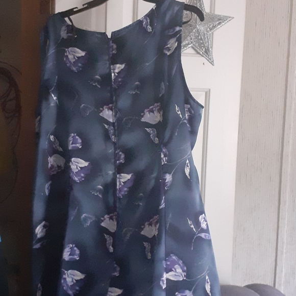 Dress - Picture 3 of 4